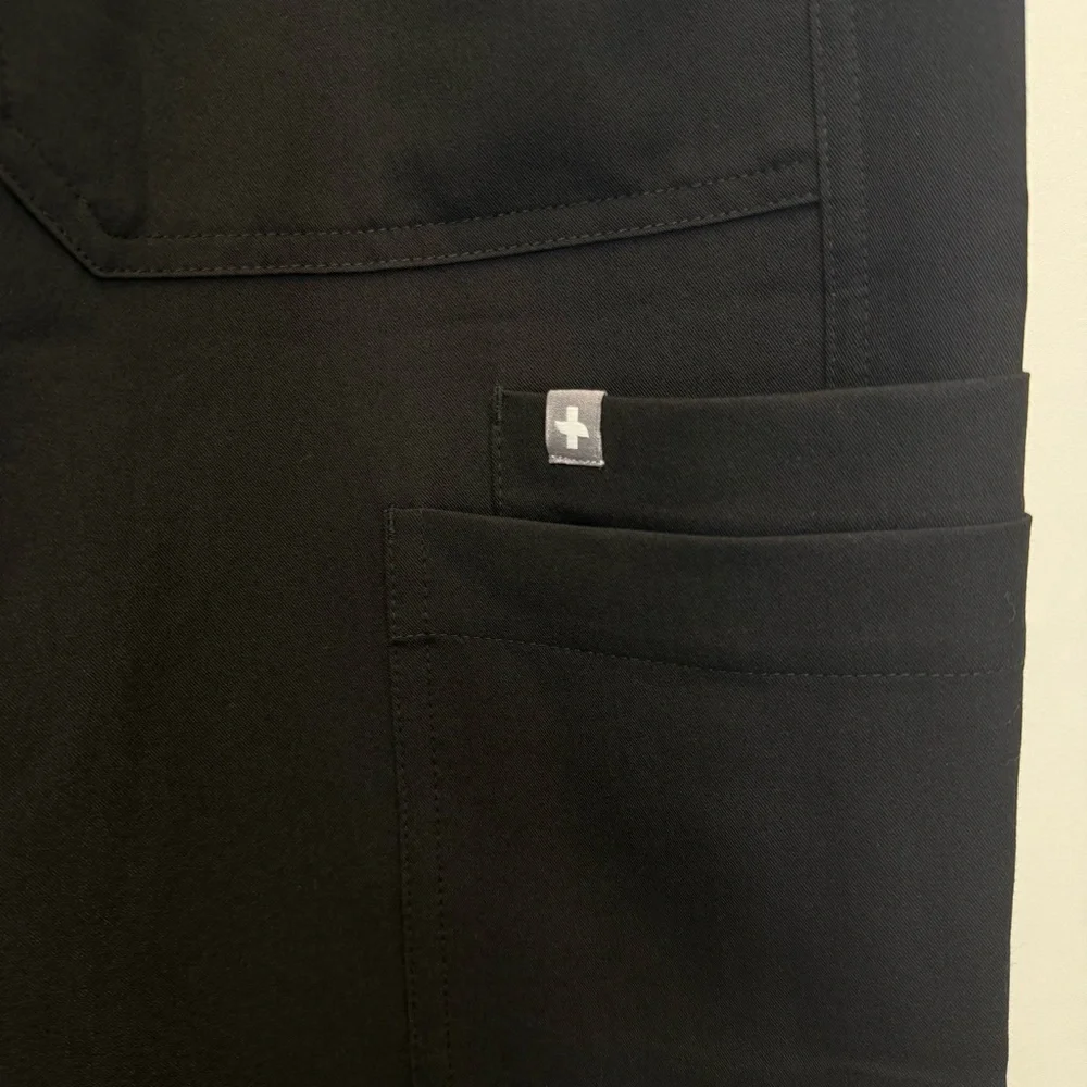 Figs Men’s Cairo Black Cargo Scrub Pants Size L